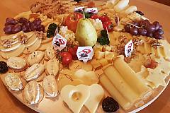 Käseplatte mit verschiedenen Weich- und Hartkäsen