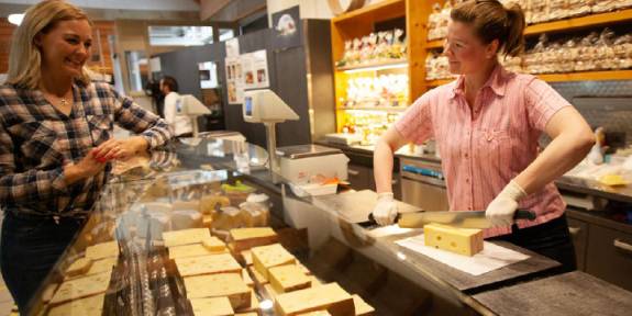 Für Käse Liebhaber und Gourmets. In unserer Käsevitrine finden Sie die grösste Auswahl an Emmentaler AOP und vielen einzigartigen Spezialitäten aus der Schaukäserei und dem Emmental.