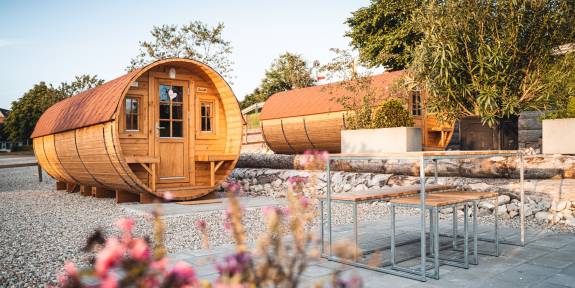 Wohnfässer mit Umgebung von vorne